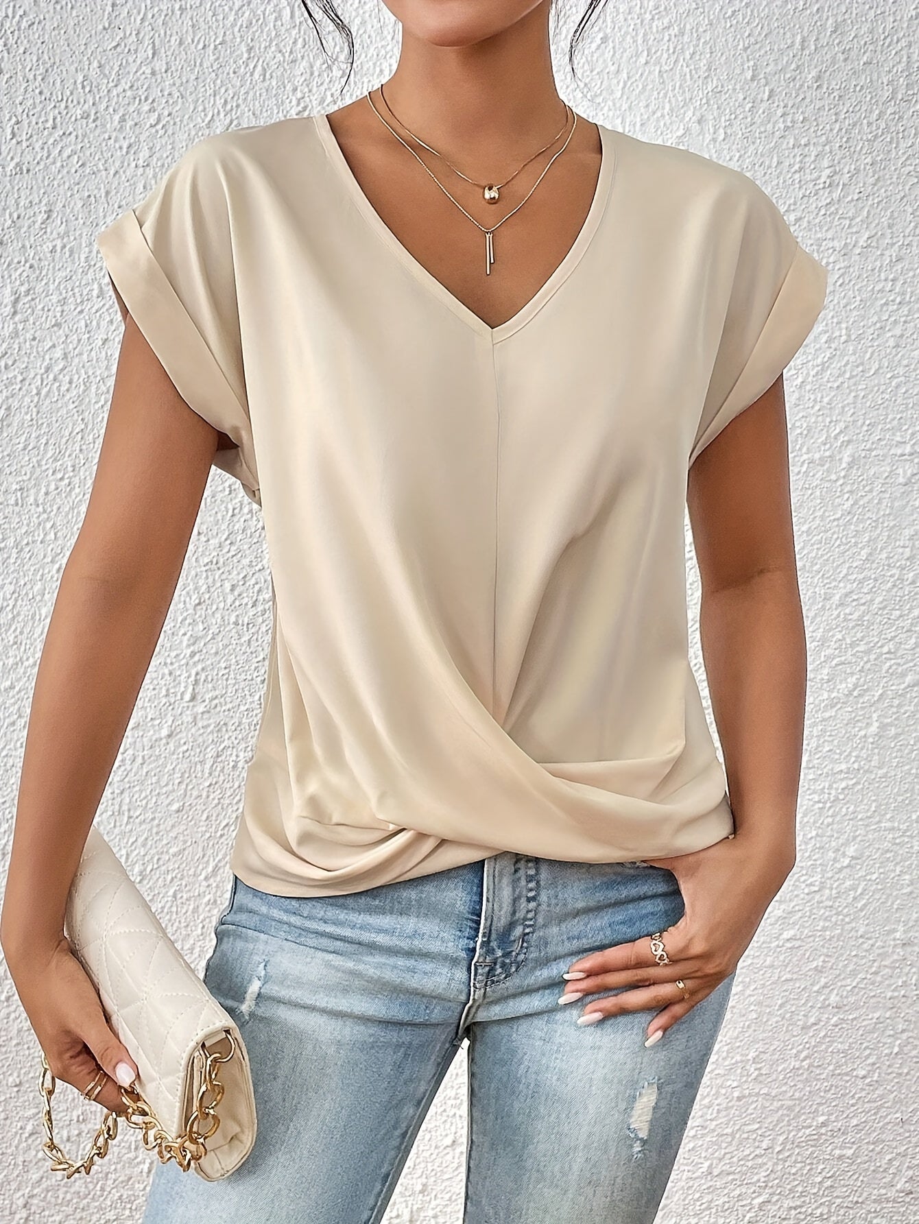 Velia – V-Neck with a Chic Twist