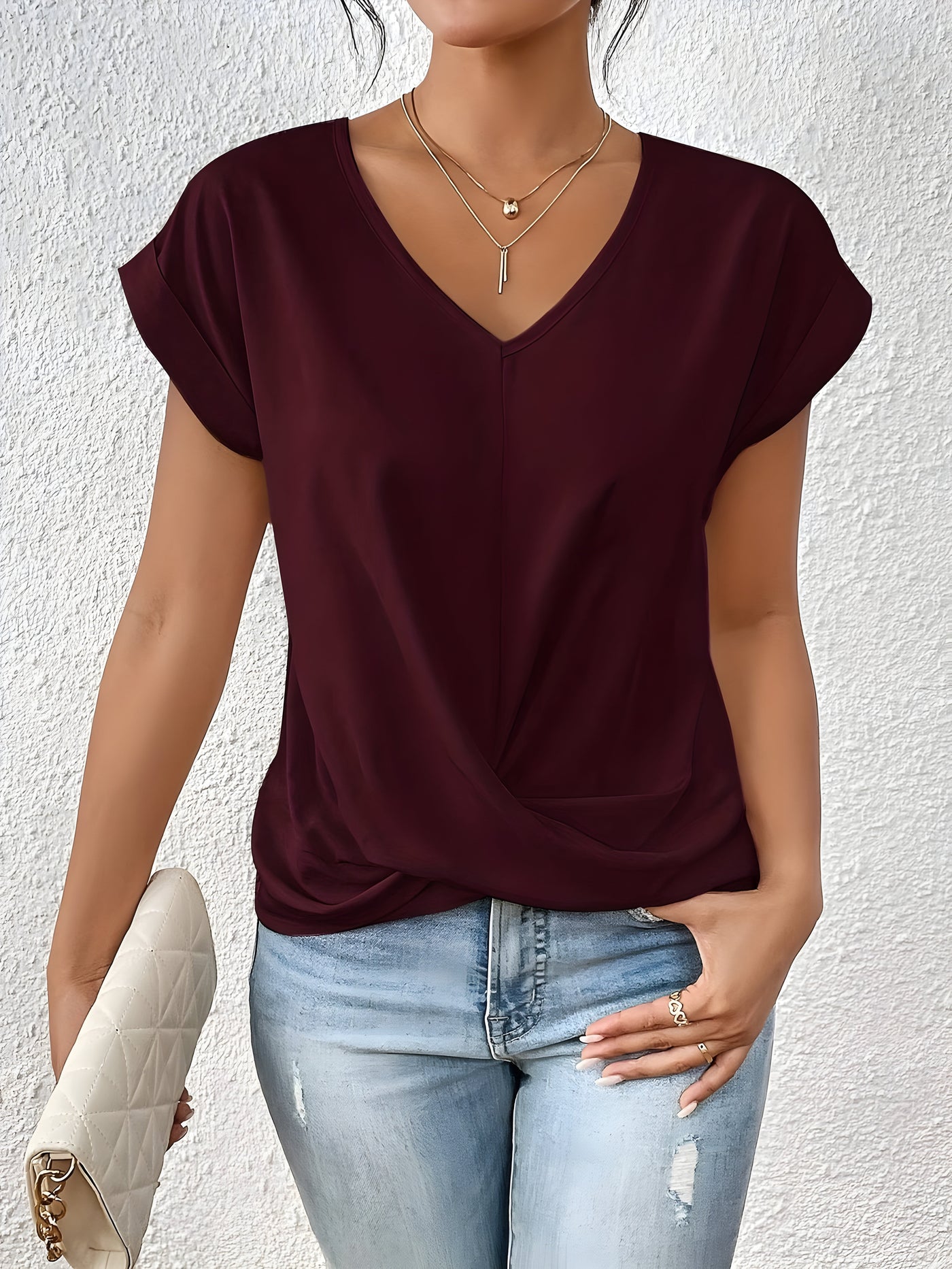 Velia – V-Neck with a Chic Twist