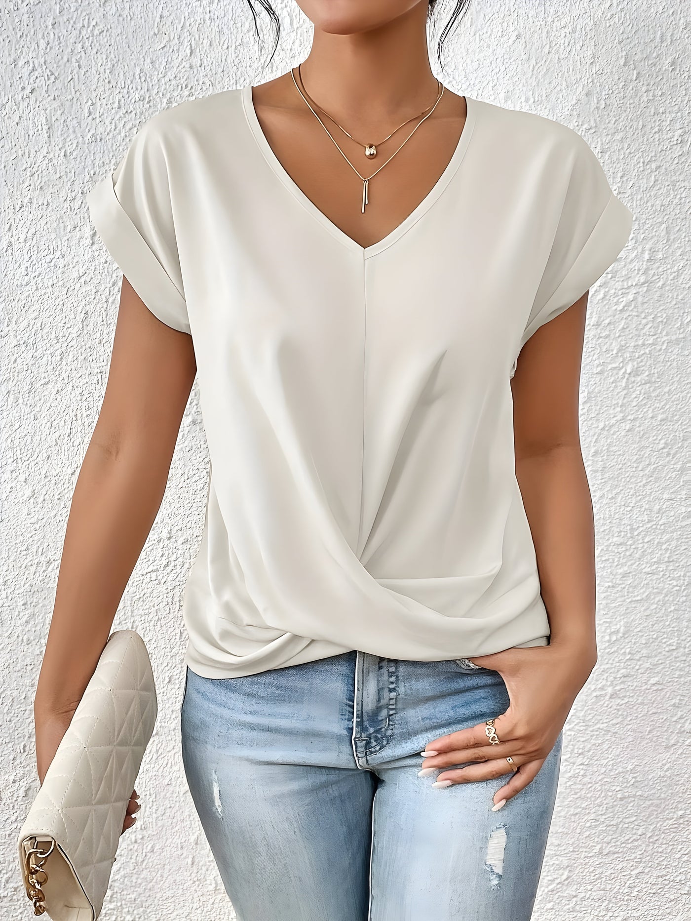 Velia – V-Neck with a Chic Twist