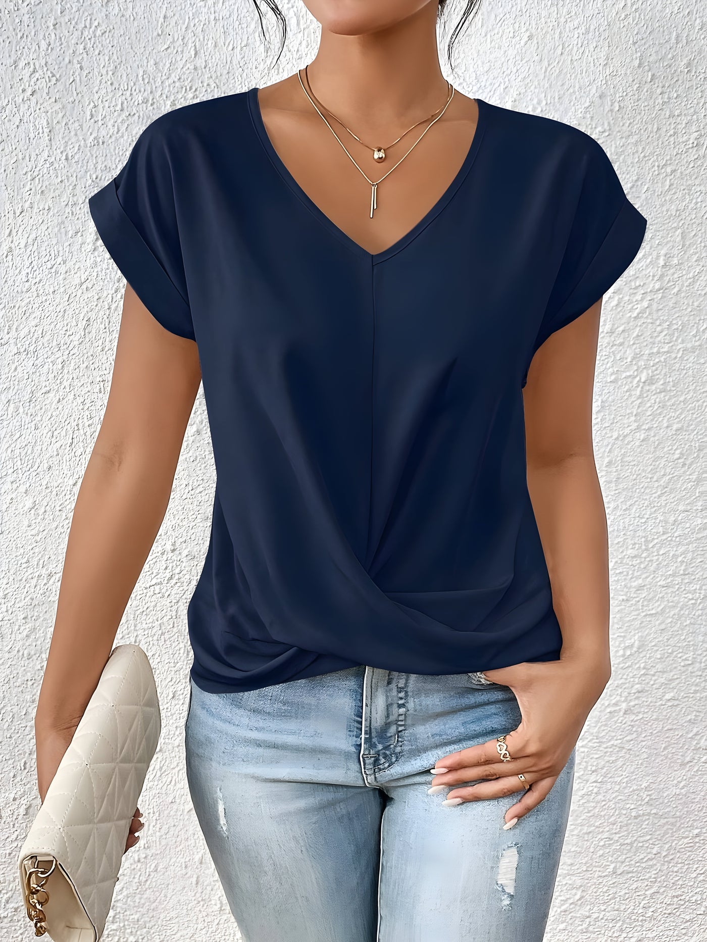 Velia – V-Neck with a Chic Twist